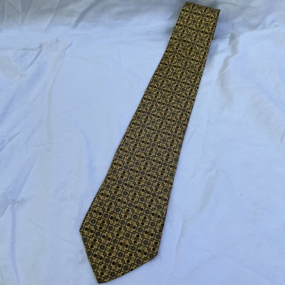 Gently worn Vintage Salvatore Ferragamo 100% Silk Tie, Italy  Gently used Salvatore Ferragamo 100% silk designer men\'s neck tie ITALY